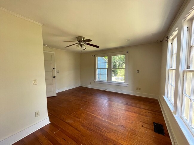 Building Photo - Short Term Lease at $1200/month- Pre-Leasing for Fall at $1900/month [Olympia]