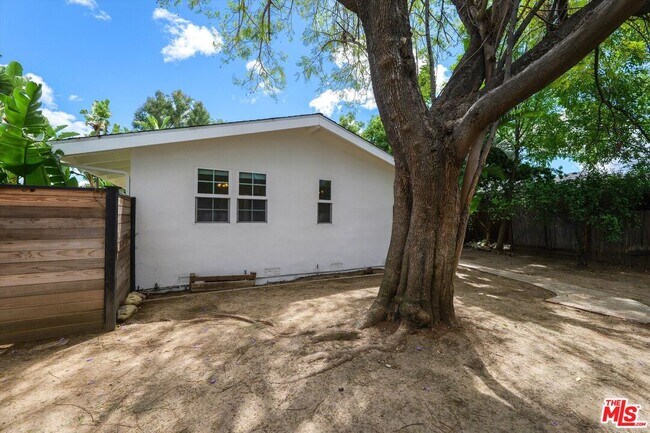Building Photo - 22750 Clarendon St