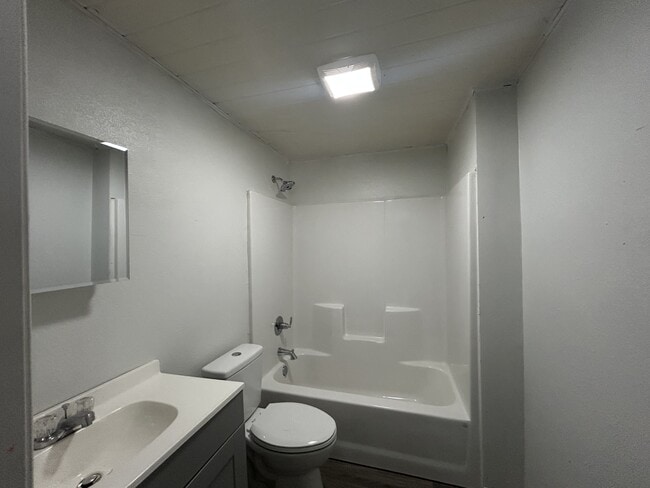 Building Photo - 418 S Carbon Ave