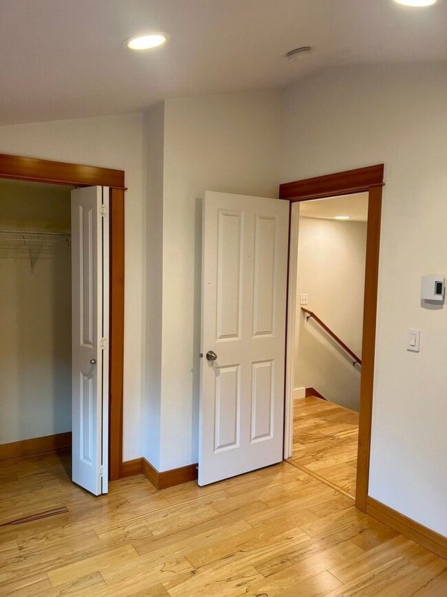 Building Photo - Available 1/1! Cozy townhouse in the Mt Ba...