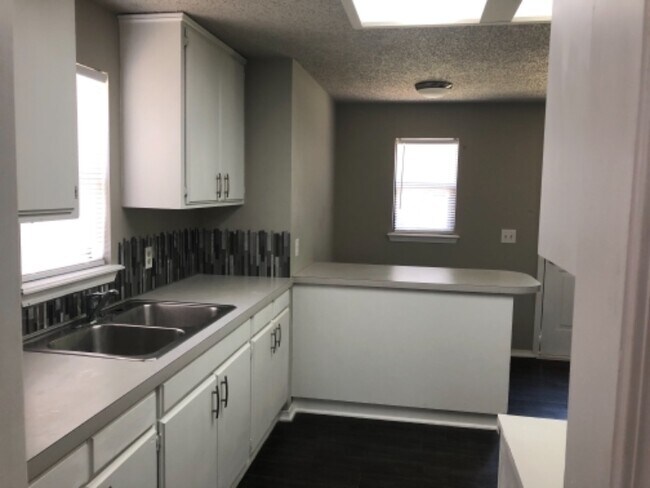 Building Photo - 1116 E Broadway St