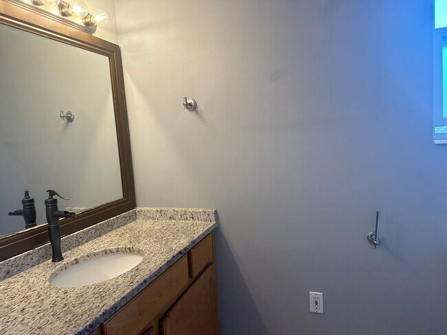 Building Photo - Beautiful 4 Bedroom Home in Layton!