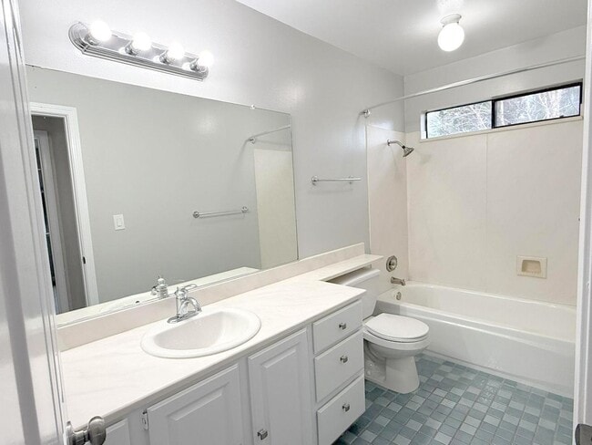 Building Photo - Excellent Location! Near BART, Downtown! Main Chance Estates Townhouse