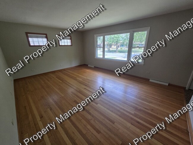 Building Photo - Three Bedroom Ranch