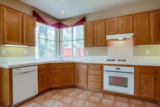 Building Photo - Available Now!! Spacious 4 Bedroom Plus a ...