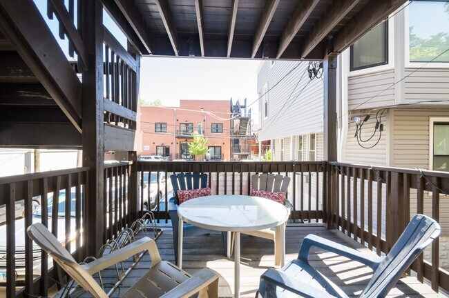 Building Photo - 1059 W Cornelia Ave