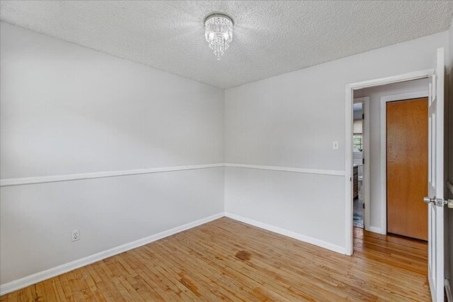 Building Photo - 2127 Oak Ave
