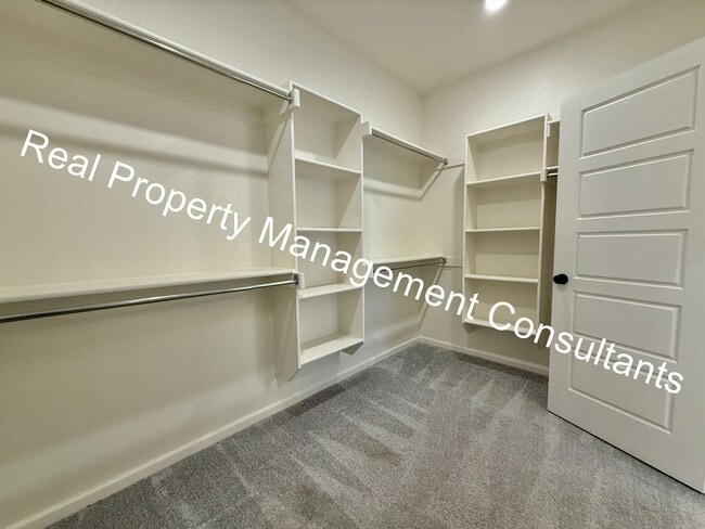Building Photo - Extraordinary 4 bedroom home in Lee's Summit