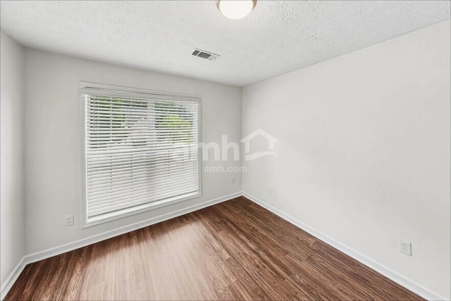 Building Photo - 1772 N Oak Dr