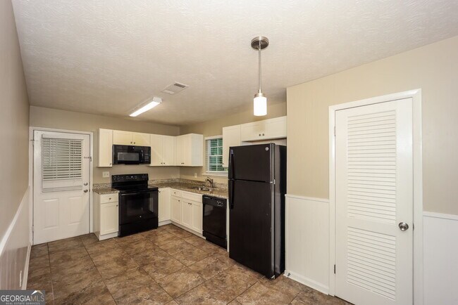 Building Photo - 6133 Fieldcrest Dr