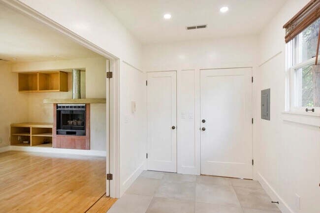 Building Photo - Balcony & Gas Fireplace: Sunny Apartment i...