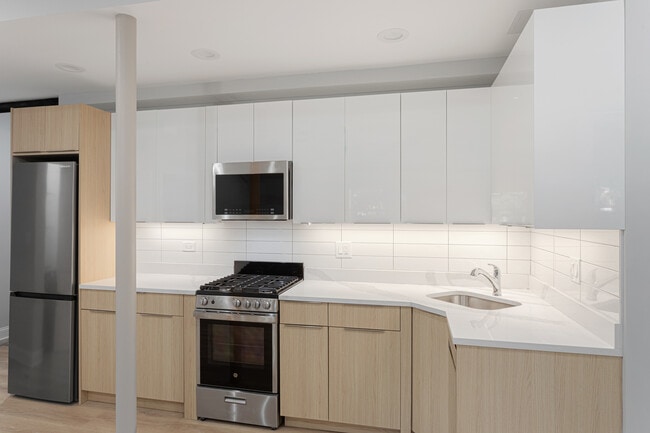 Building Photo - 7381 N Damen Ave