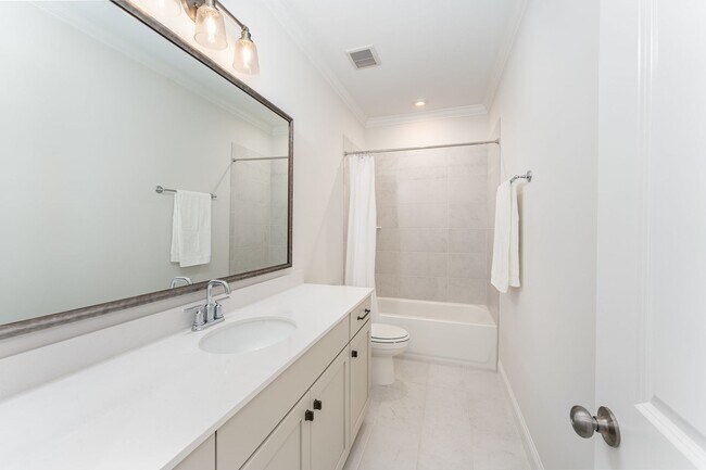 Building Photo - Contemporary 3 Bed, 2 Bath Ranch in Briar ...