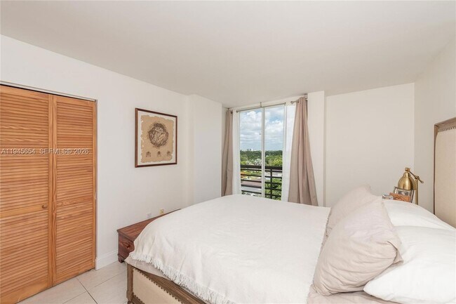 Building Photo - 2400 SW 3rd Ave