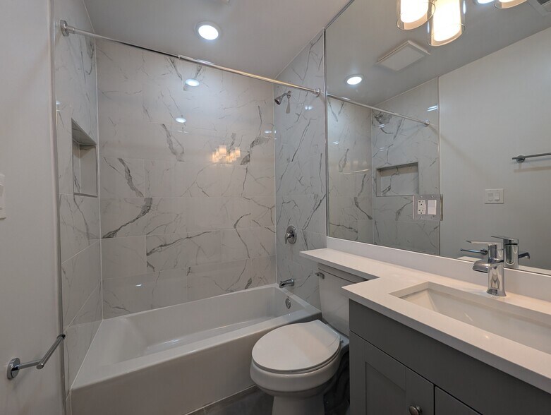 Building Photo - 440 W Belden Ave