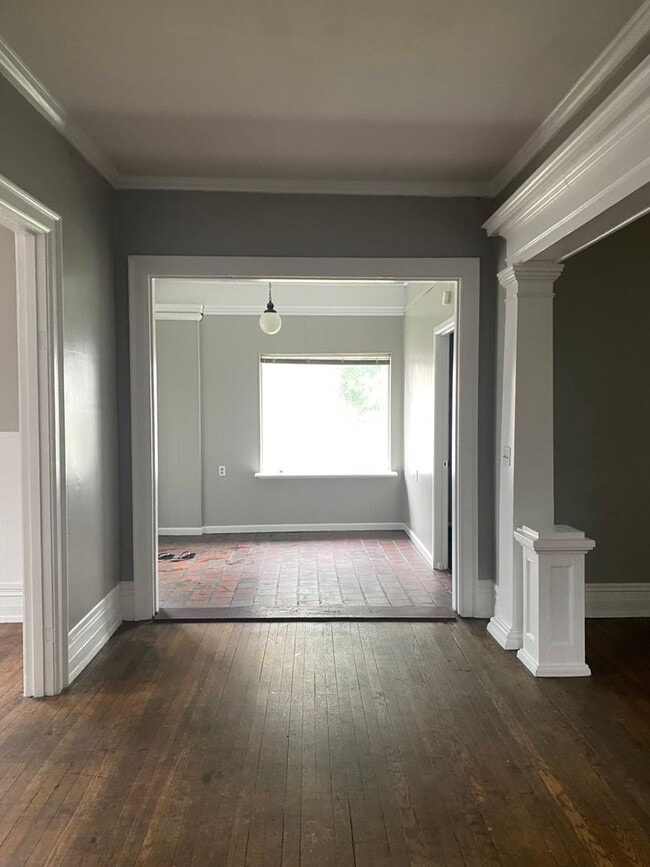 Building Photo - 4 bedroom 2.5 bath house with bonus room