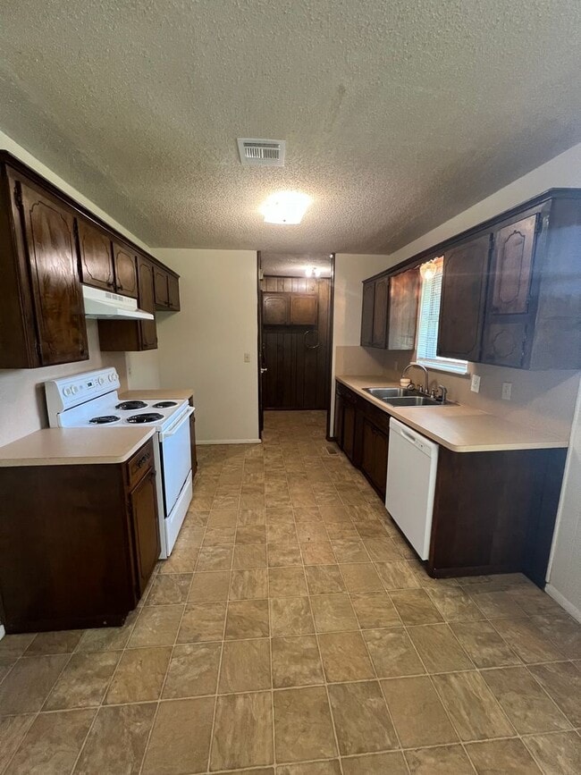 Building Photo - 3 Bed 1.5 Bath, Has large extra room that ...