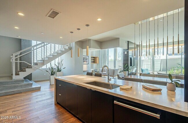 Building Photo - 5455 E Lincoln Dr