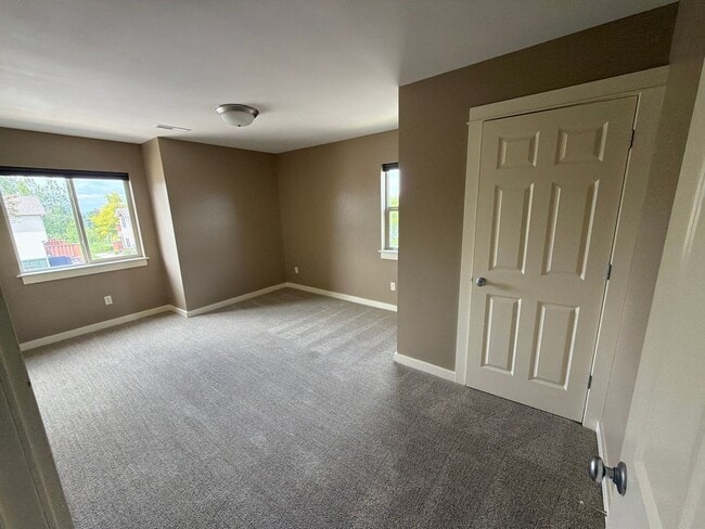 Building Photo - 712 Forestglen Dr
