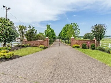 Building Photo - 3BR 2.5 BA, Towhouse with River Veiw