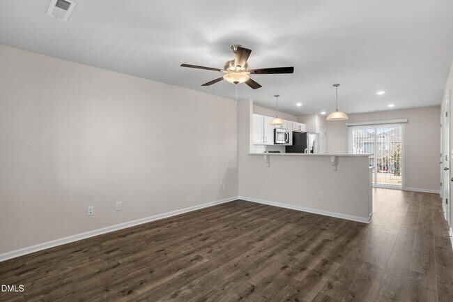 Building Photo - 1021 Peony Ln