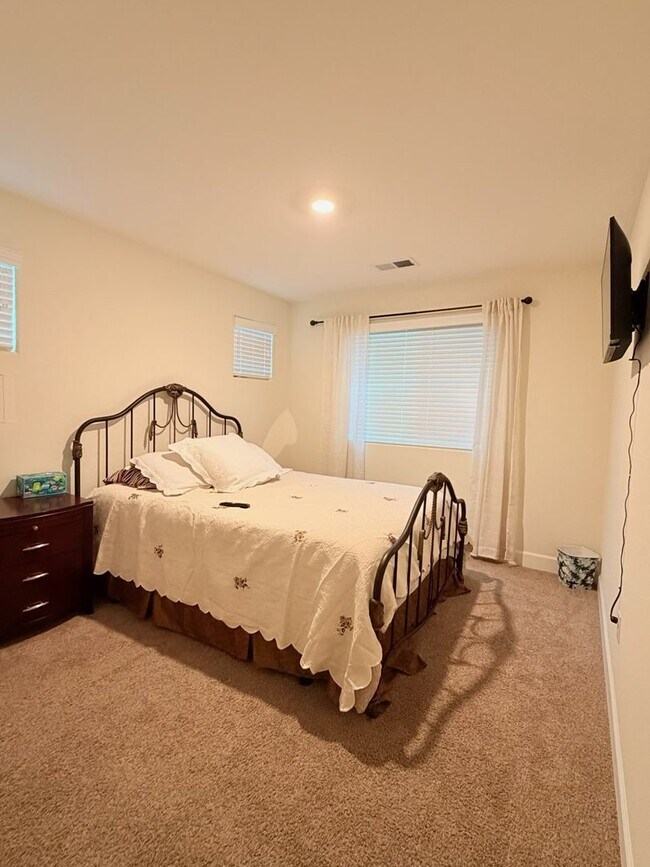 Building Photo - Beautifully appointed nearly new home