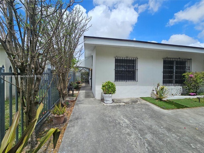 Primary Photo - 11035 SW 56th St