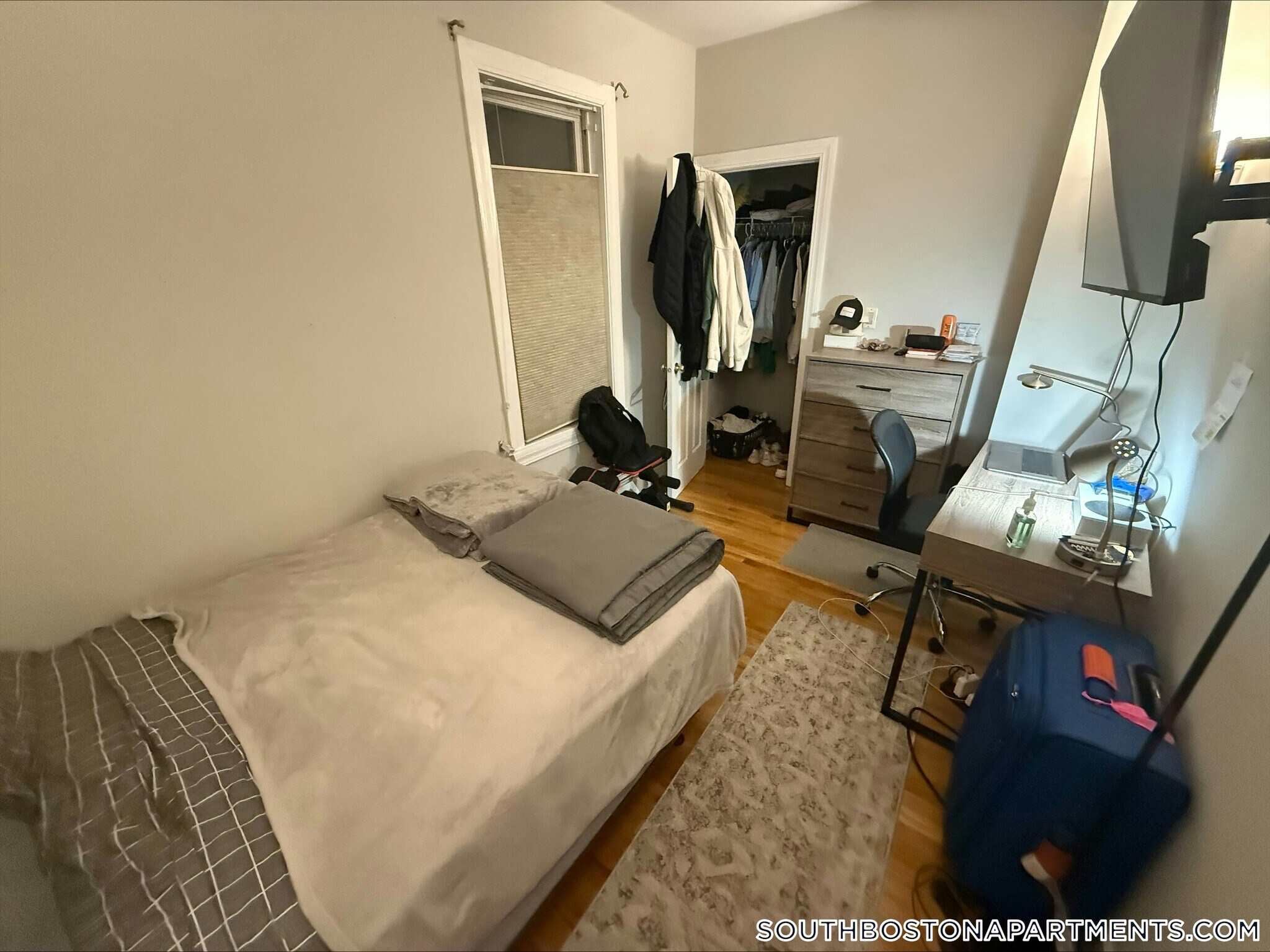 Building Photo - 868 E 2nd St