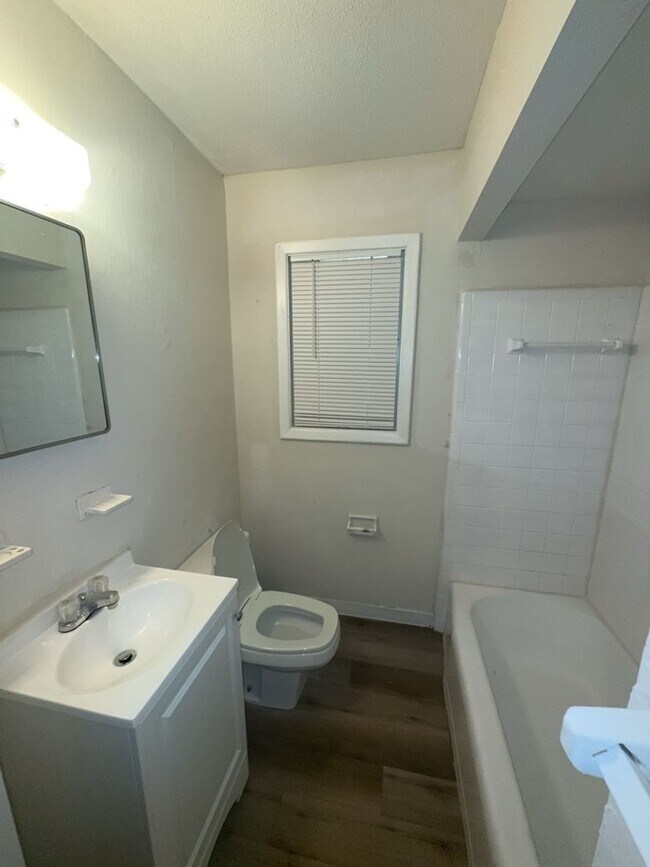 Building Photo - 2119 Lamore Dr