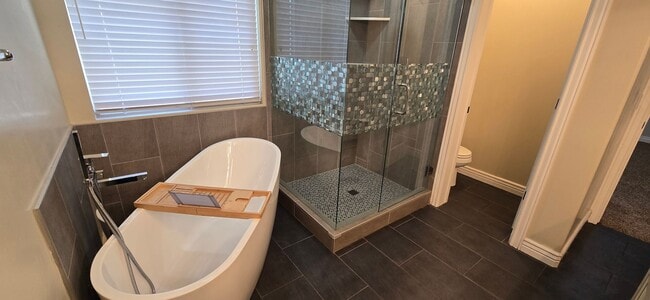 Building Photo - Pet Friendly Beautiful 3 Bed 3.5 Bath in R...