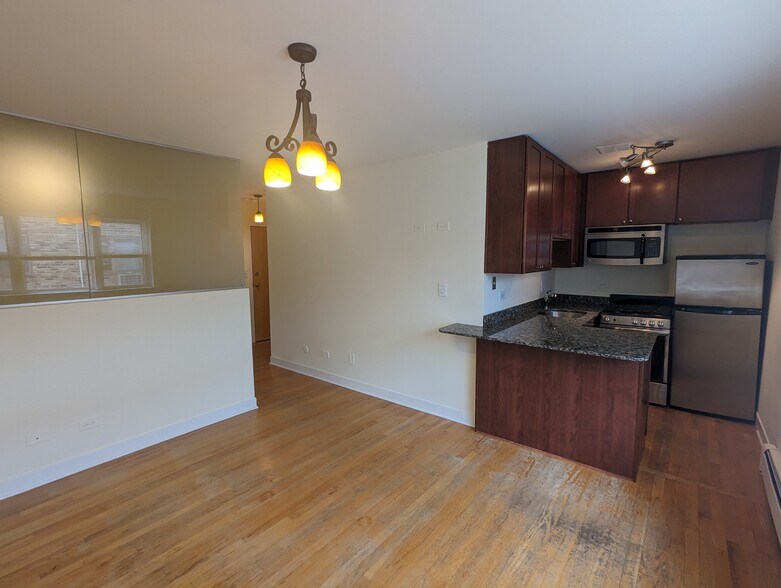Building Photo - 643 W Wrightwood Ave