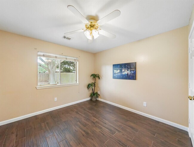 Building Photo - 5219 Bay Pines Dr