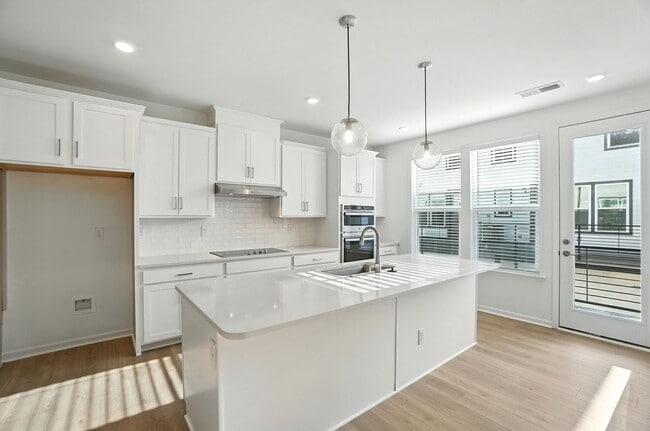 Building Photo - Brand-new three-story townhome in the Univ...