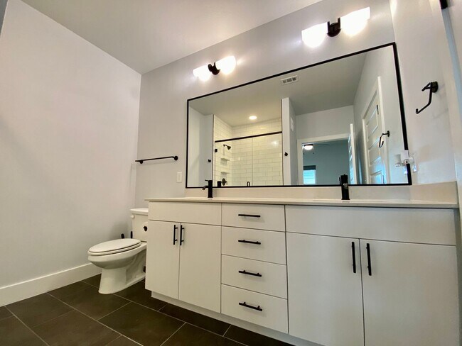 Building Photo - Stylish 3 Bedrooms 2 Bathrooms with Top-Tier Amenities Condo in East Austin!!!