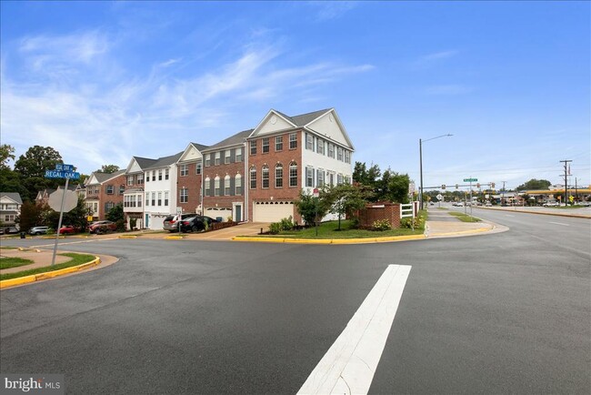 Building Photo - 6350 Regal Oak Dr