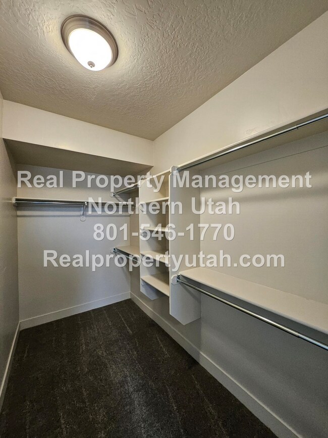 Building Photo - 2 Bedroom 2 Bath Top Level Apartment Avail...