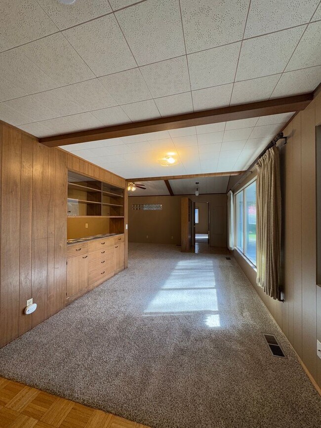 Building Photo - Spacious 6 Bedroom, 3 Bathroom Home Near CWU