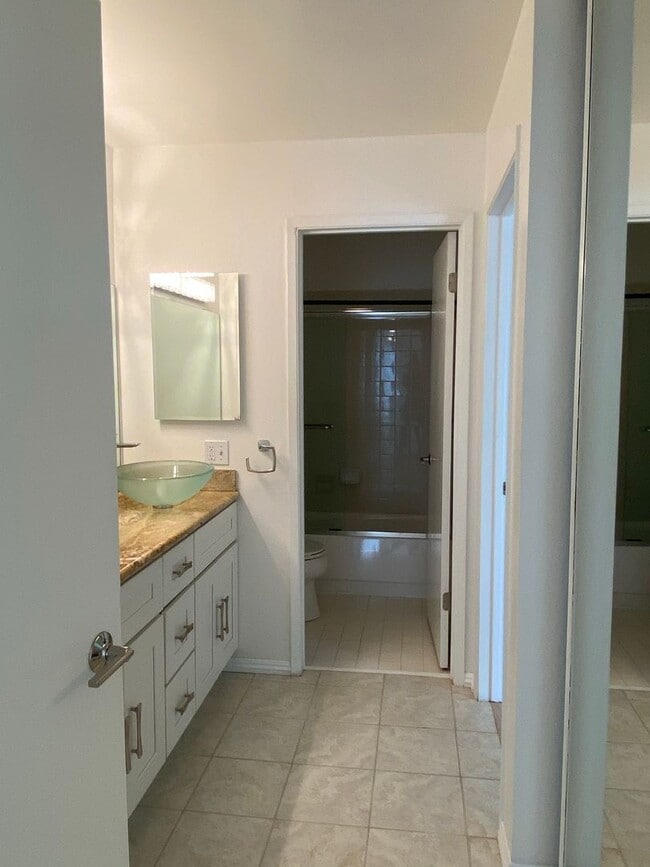 Building Photo - One Bedroom Condo Available in Watergate Community/Emeryville!
