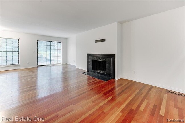 Building Photo - 1631 S Hill Blvd