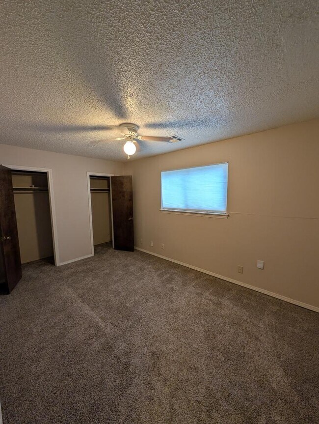 Building Photo - 122 Crystal Cir