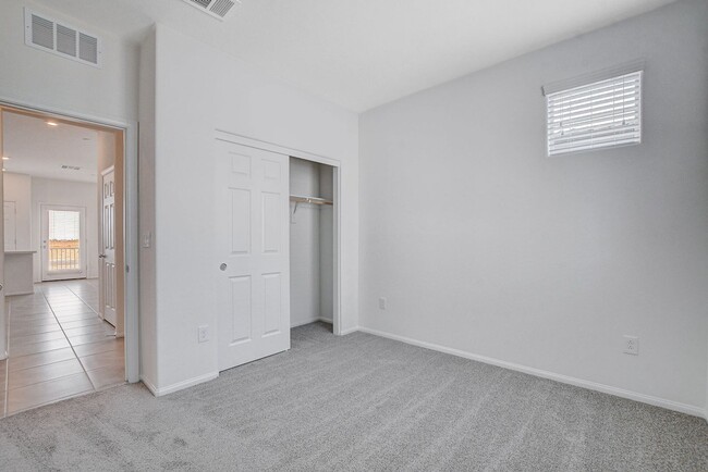 Building Photo - BRAND NEW TOWNHOME OFF 215 AND RUSSELL * N...