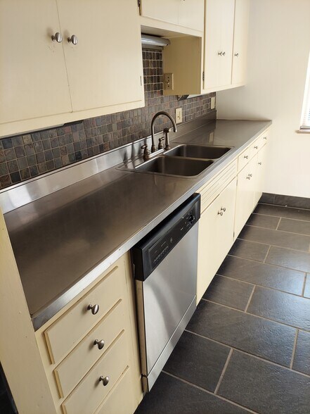 Building Photo - 2883 Charing Rd