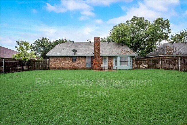 Building Photo - 617 Main St