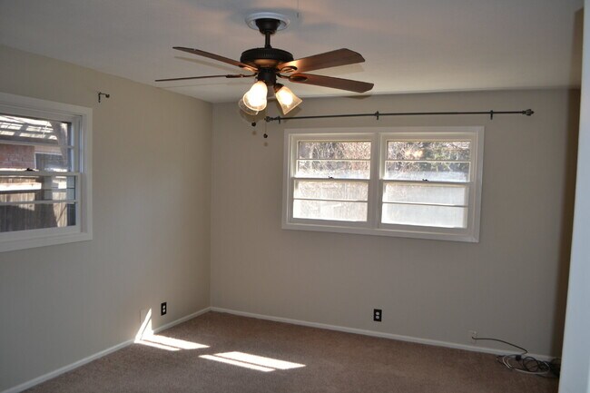 Building Photo - Updated Melonie Park Home!