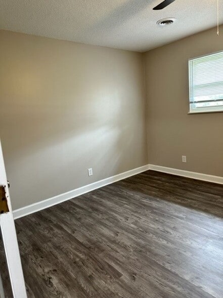 Building Photo - 216 Colonial Heights Rd