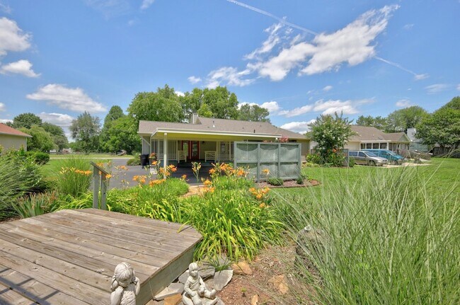 Building Photo - 3215 Arthur Dr