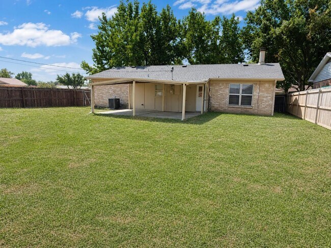 Building Photo - 915 Lemontree Dr