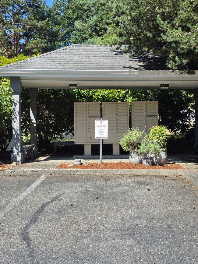 Building Photo - Kent East hill Condo townhome in Village at Single Creek - 3 bedroom 2.5 bath and 2 car garage. A...