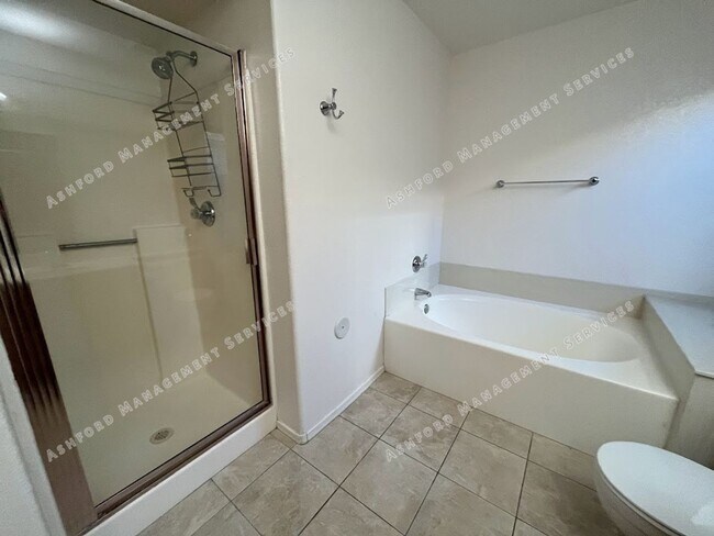 Building Photo - **COMING SOON** BEAUTIFUL 4 BEDROOM 3 BATH...