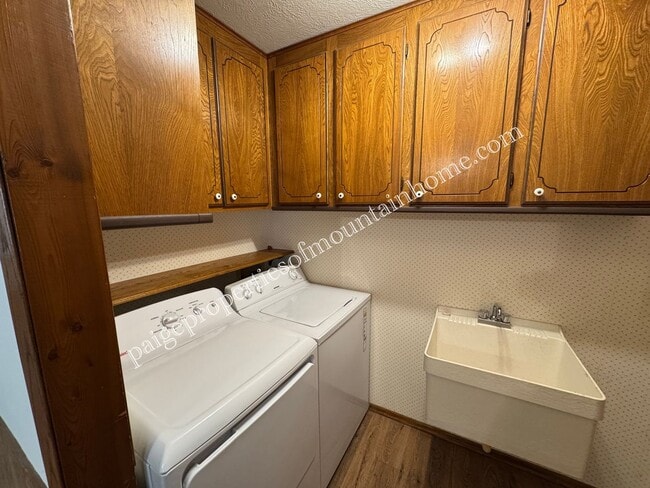 Building Photo - Charming 2 Bedroom, 1.5 Bath Home in Bull Shoals – Corner Lot & Close to Lake Access